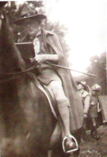 Lord Baden-Powell aláírja a véncserkésznaplót