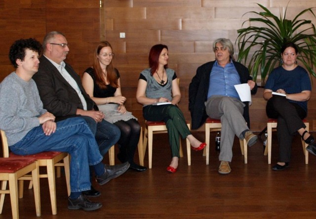 A cikk szerzője, Kocsán László (balról a második) a Vidám Falu Irodalmi Klubban