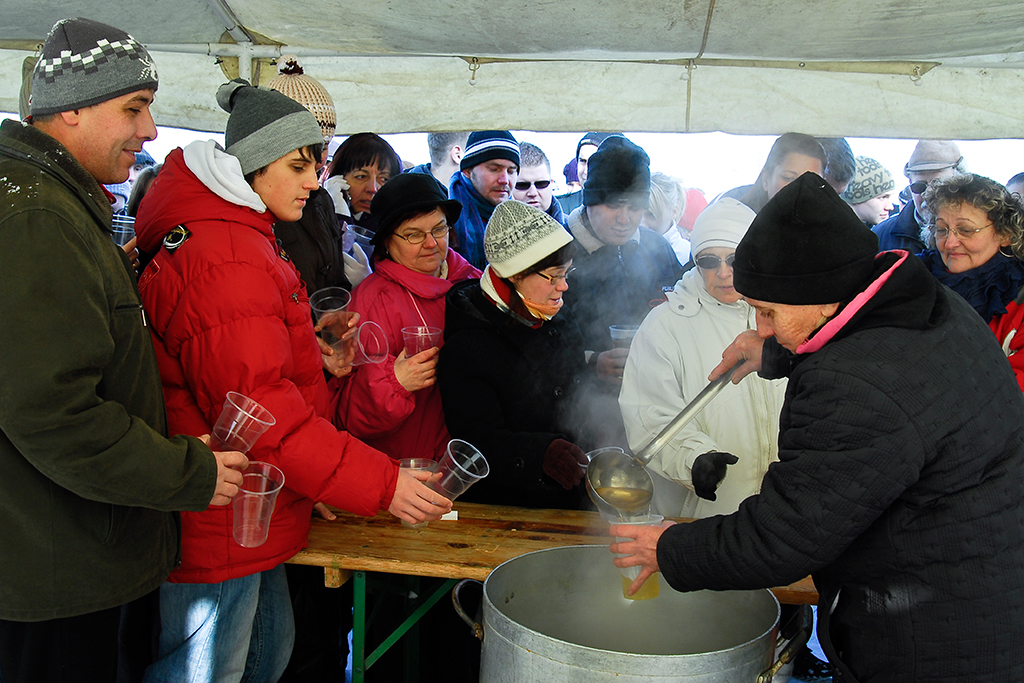Forralt bor főzési-ivási rekordkísérlet az Érparton - Fotó: Jászberény Online / Szalai György