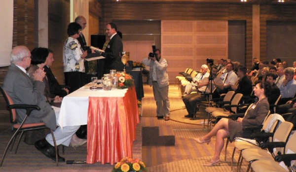 A díjat Ányos József vezérigazgató (Debreceni Vízmű RT.) a MAVÍZ elnöke adta át Tibornak