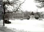 Főtér részlet az országzászlóval és a Lovasszoborral - 1956. február