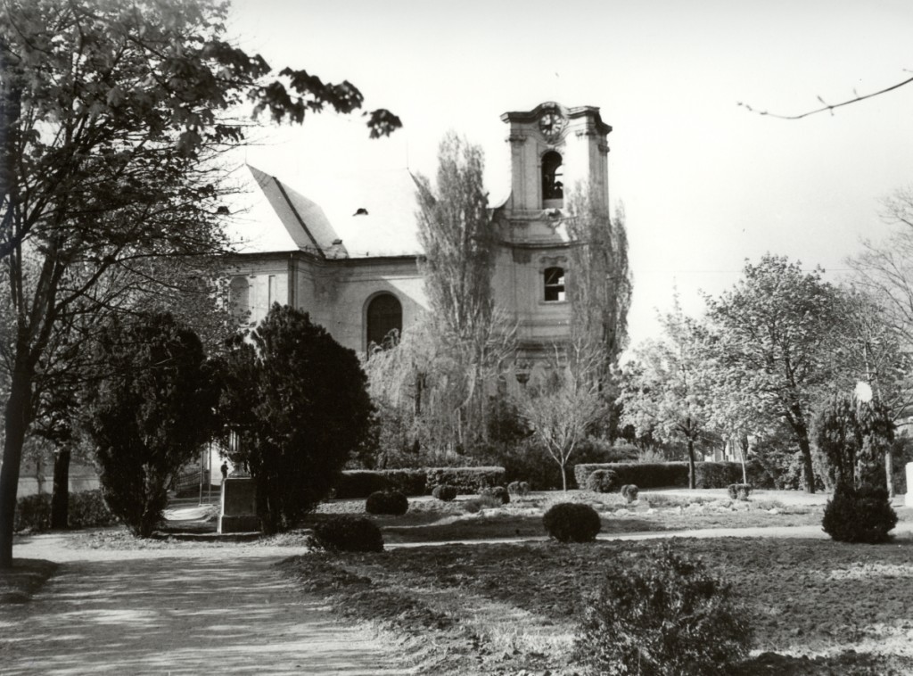 A Promenád, háttérben a sérült Főtemplommal - 1957. április