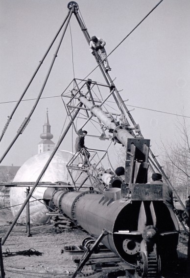 Az ország első 100 m3-es hidroglóbusza felállítás előtt  - 1959. november