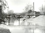 A Kállai híd a Zagyvapartot és a Varga utcát kötötte össze - 1959. április (háttérben a Fecske malom kéménye)
