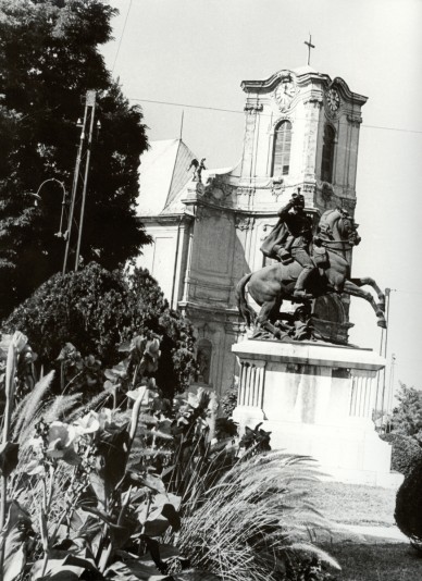 A Főtemplom sátortetős tornya, előtérben a Lovasszobor - 1964. július