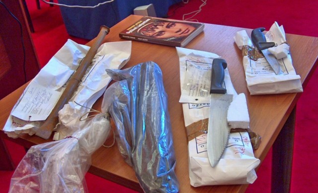 A gyilkosság helyszínén talált eszközök, a rendőrségi sajtótájékoztatón - Fotó: Jászberény Online archívum